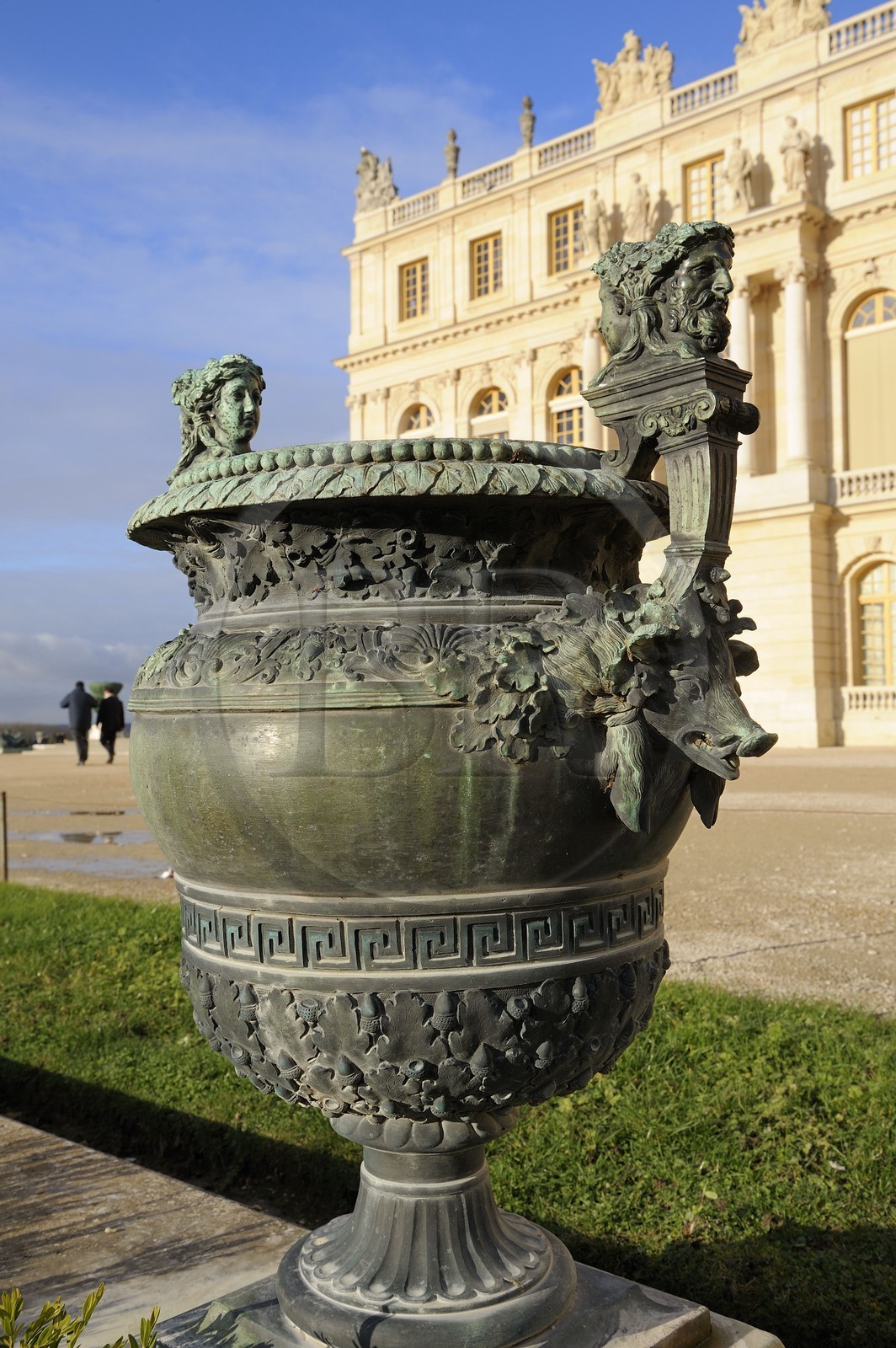 France, Yvelines (78), château de Versailles, classé Patrimoine Mondial de l'UNESCO, un des vases en bronze entourant le château