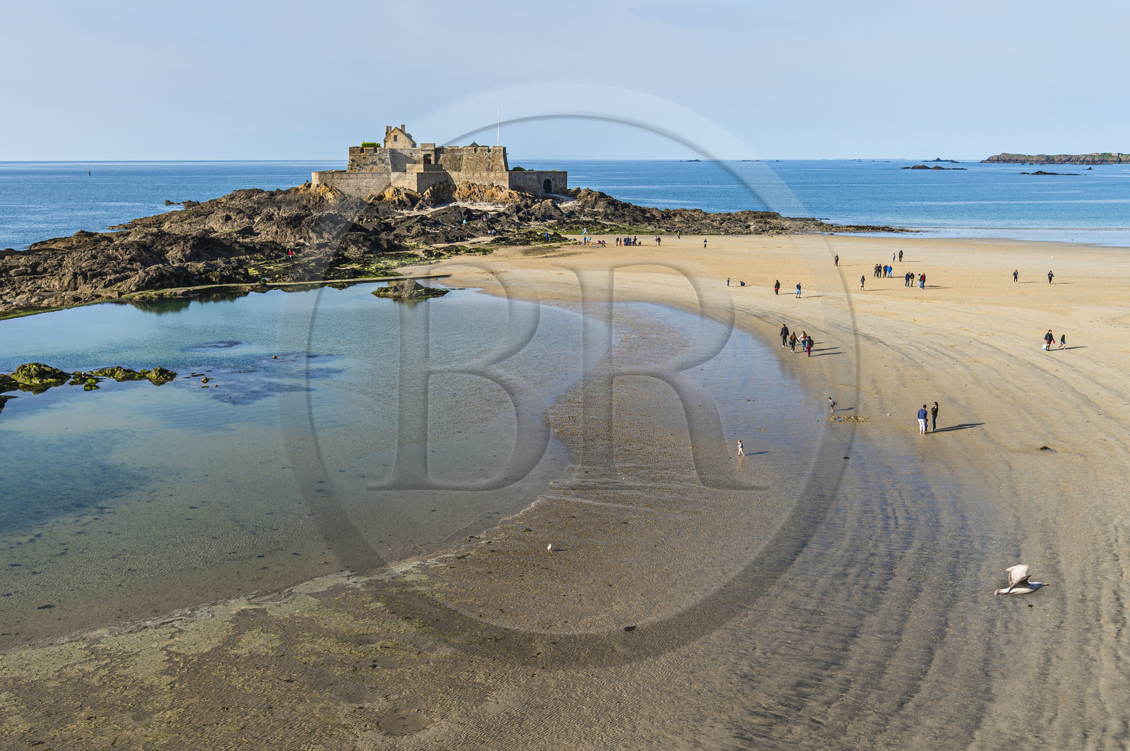 France, Ille-et-Vilaine (35), Côte d'Emeraude, Saint-Malo, Fort National conçu par Vauban et construit par Siméon Garangeau de 1689 à 1693, la plage de l'eventail à marée basse