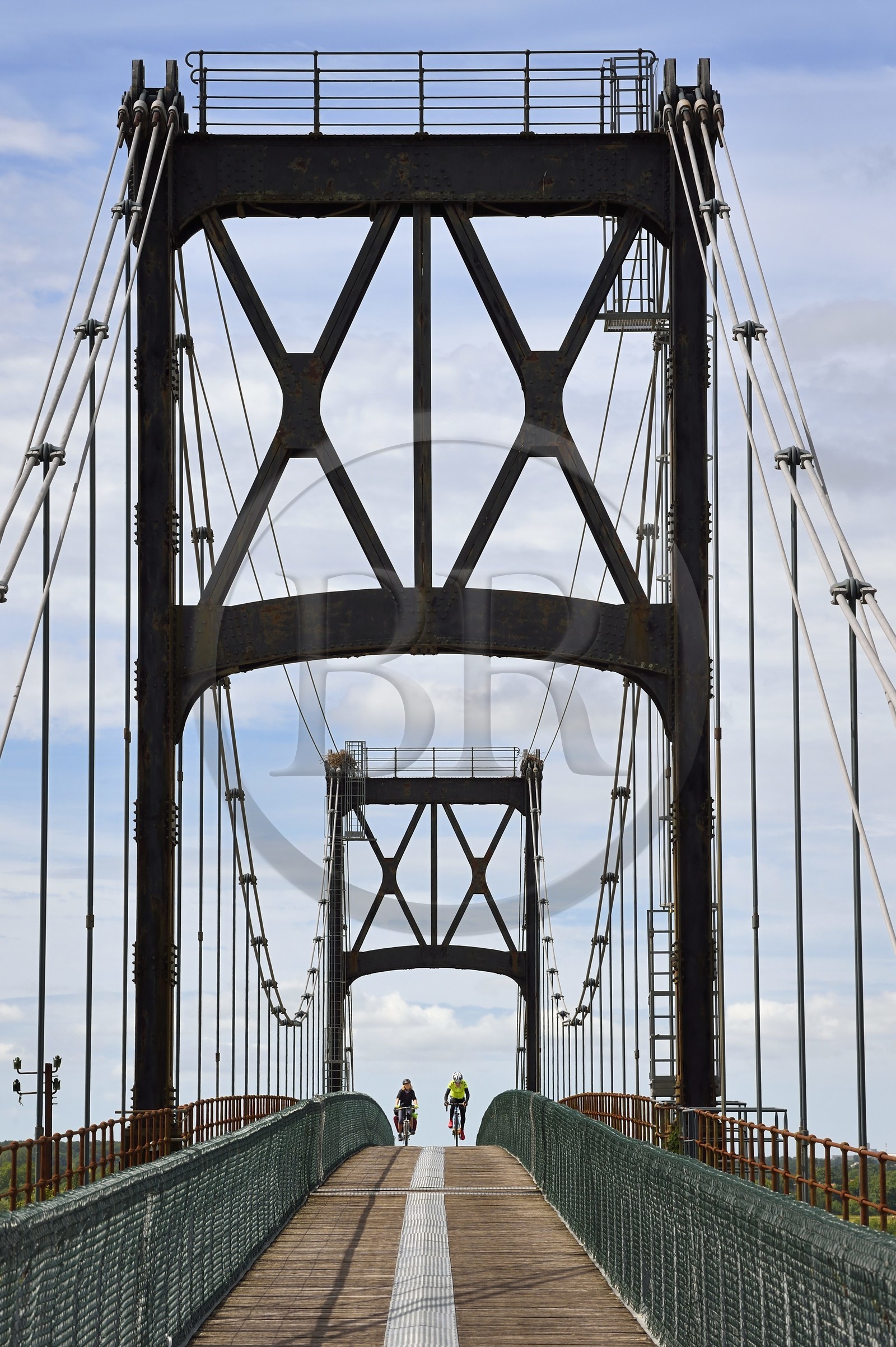 France, Charente-Maritime (17), Saintonge, Tonnay-Charente, cyclistes faisant la véloroute La Flow Vélo traversant le pont suspendu construit en 1842