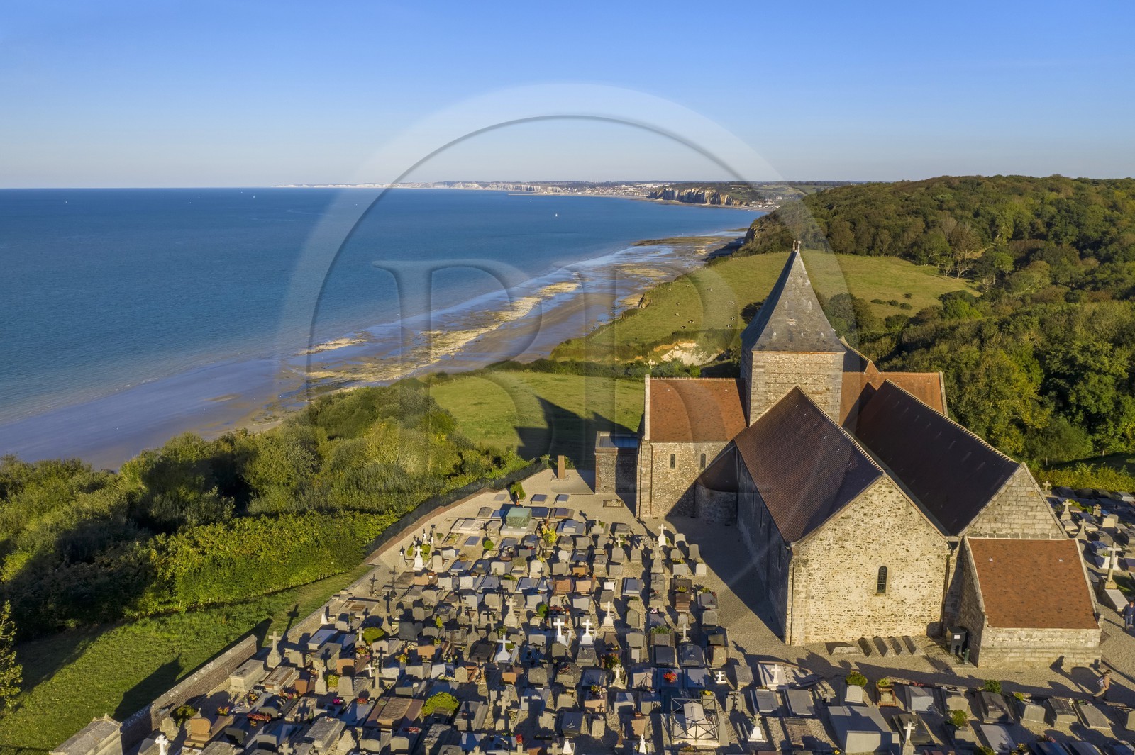 France, Seine-Maritime (76), Côte d'Albatre, Pays de Caux, l'église Saint-Valery de Varengeville-sur-Mer et son cimetière marin surplombant les falaises de la Côte d'Albatre (vue aérienne)
