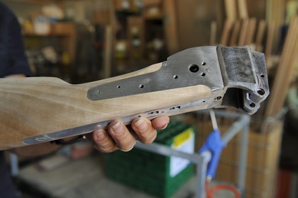 Italie, Lombardie, province de Brescia, Gardone Val Trompia, fabriquant d’armes historiques à chargement par la bouche Davide Pedersoli & C, montage de la crosse