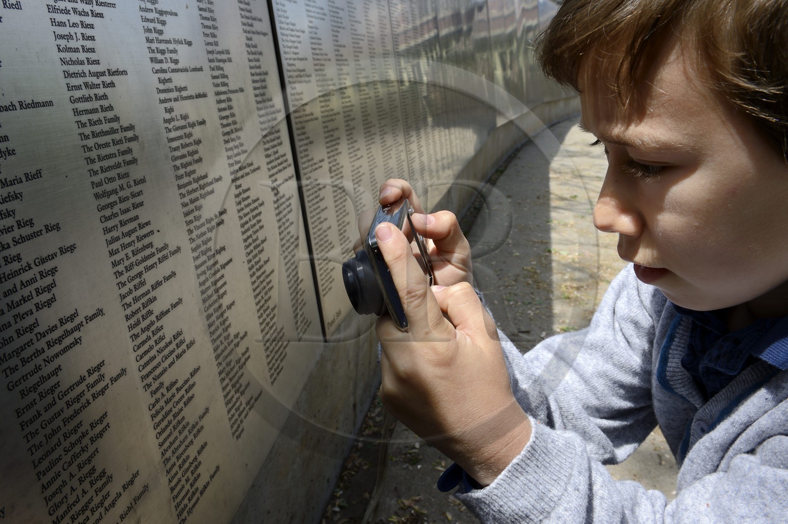 Etats-Unis, New York, Ellis Island, musée national de l'histoire de l'Immigration, mur d'honneur comportant les noms d'immigrants passés par le centre de réception des immigrés