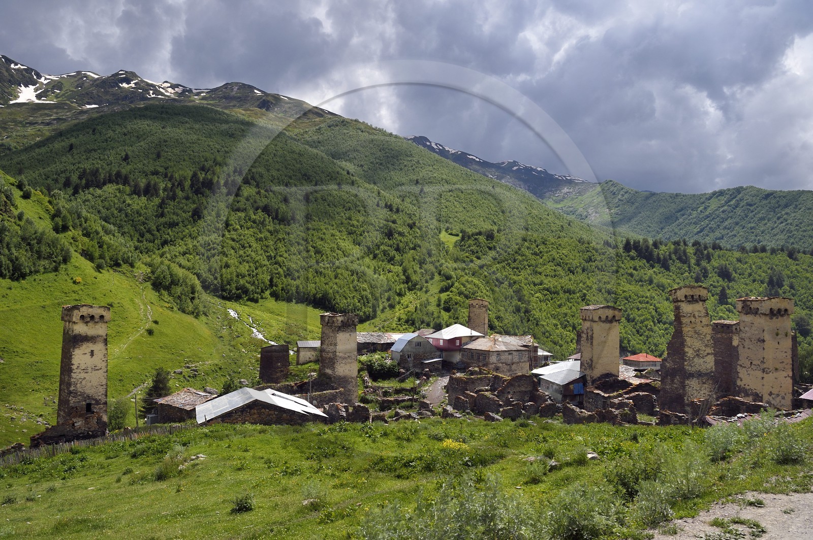 Géorgie, Haute Svanétie (Zemo Svaneti), village de Ushguli, classé Patrimoine Mondial de l'UNESCO, tours défensives Svanes dressées à coté des maisons du hameau de Murkmeli