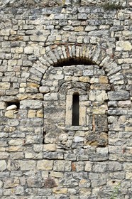 France, Var (83), Draguignan, la chapelle Saint Hermentaire du VIème siècle, fenêtre pré-romane en forme de champignon