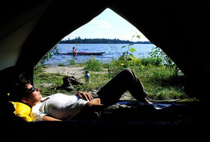 Canada, province de Québec, Réserve faunique de la Vérendrye, Grand Lac Victoria, repos sous la tente et départ d' un kayak de mer