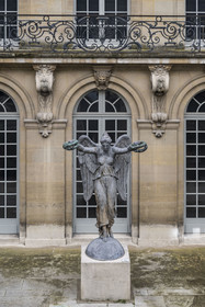 France, Paris (75), quartier du Marais, Musée Carnavalet, statue original de la Victoire qui trône au sommet de la fontaine du Palmier sur la place du Châtelet