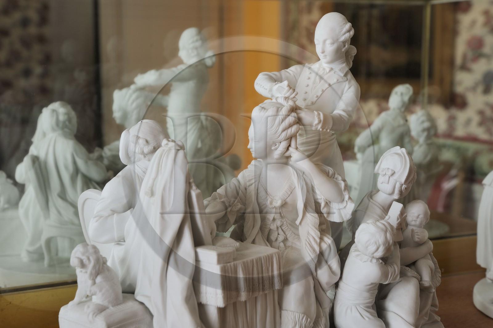 France, Yvelines (78), château de Versailles, classé Patrimoine Mondial de l'UNESCO, appartement de Marie-Antoinette au 2ème étage, biscuit représentant Marie-Antoinette et ses enfants dans leurs activités quotidiennes