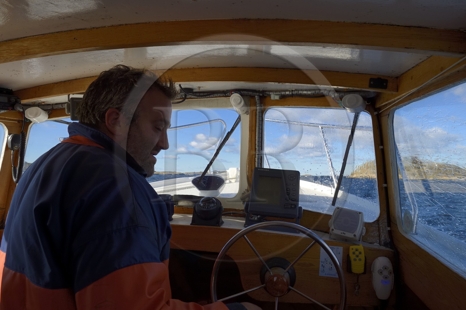 Suède, Västra Götaland, Iles Koster, sortie en mer pour récupérer les casiers à homards