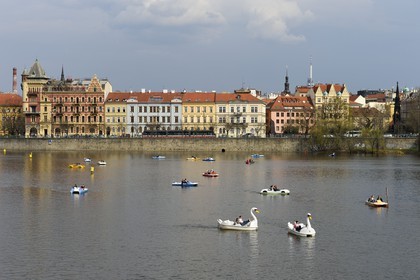 République Tchèque, Prague, centre historique classé Patrimoine Mondial de l'UNESCO, pédalos sur la rivière Vltava et les quais de Nove Mesto en arrière plan