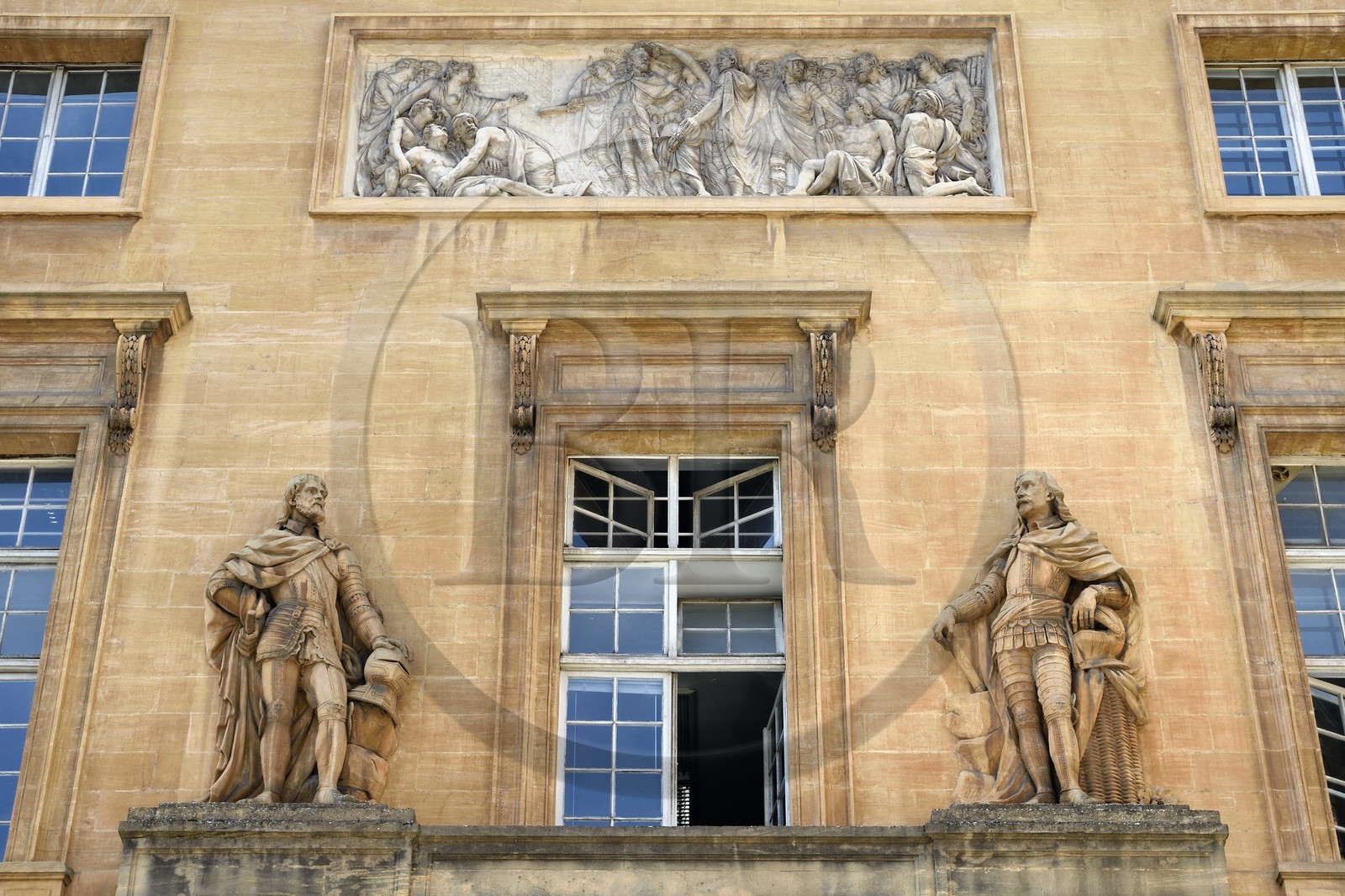 France, Moselle (57), Metz, palais de justice anciennement résidence du gouverneur militaire royal, bas-relief représentant le duc de Guise portant secours aux soldats blessés de l’armée ennemie, abandonnés par Charles Quint lors du siège de 1552