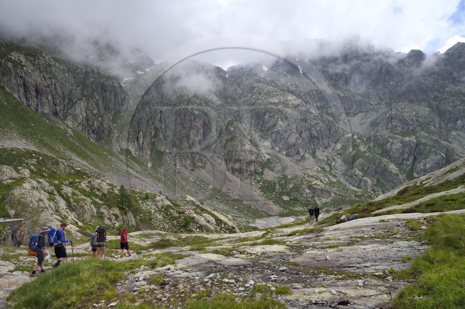 France, Alpes-Maritimes (06), parc national du Mercantour, vallée de la Valmasque, randonneurs sur le sentier de randonnée entre le lac Vert et le lac Noir