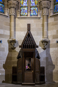 Espagne, Catalogne, Barcelone, quartier de l'Eixample, basilique de la Sagrada Familia de l'architecte du modernisme catalan Antoni Gaudi classée Patrimoine Mondial de l'UNESCO, la crypte de style néo-gothique sert d’église paroissiale, mobilier et objets liturgiques conçus par Gaudi, le prêtre Joby Sebastian Kappiparambil dans le confessional