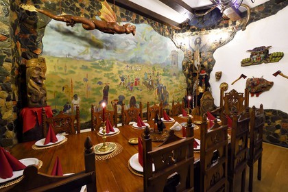 Roumanie, Transylvanie, région de Cluj, Turda, hotel Hunter Prince Castle et Dracula hotel, salle de restaurant entièrement décorée sur le thême de Dracula