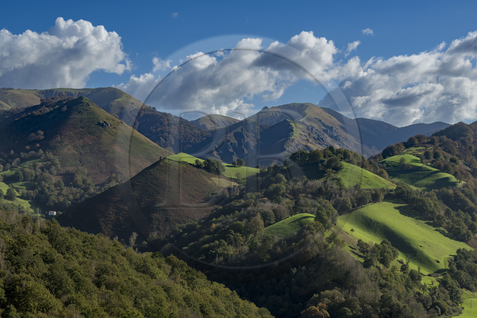 France, Pyrénées-Atlantiques (64), Pays-Basque, vallée des Aldudes, Urepel, le Kintoa (le pays Quint) au sud de la vallée à cheval de la frontière espagnole