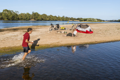 France, Maine-et-Loire (49), vallée de la Loire classée au Patrimoine Mondial par l'UNESCO, randonnée à bicyclette le long des berges de la Loire, campement pour la nuit sur un des bancs de sable formant des îles sur la Loire (vue aérienne)