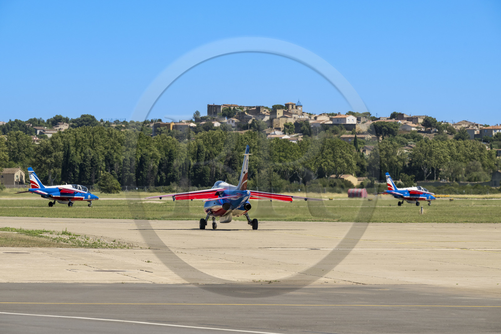 France, Bouches-du-Rhône (13), Salon-de-Provence, base aerienne 701, base de la Patrouille de France (PAF pour Patrouille acrobatique de France) de l'Armée de l'air et de l'espace française, les avions Alphajet se dirigent vers la piste de décollage, Lançon-Provence en arrière plan