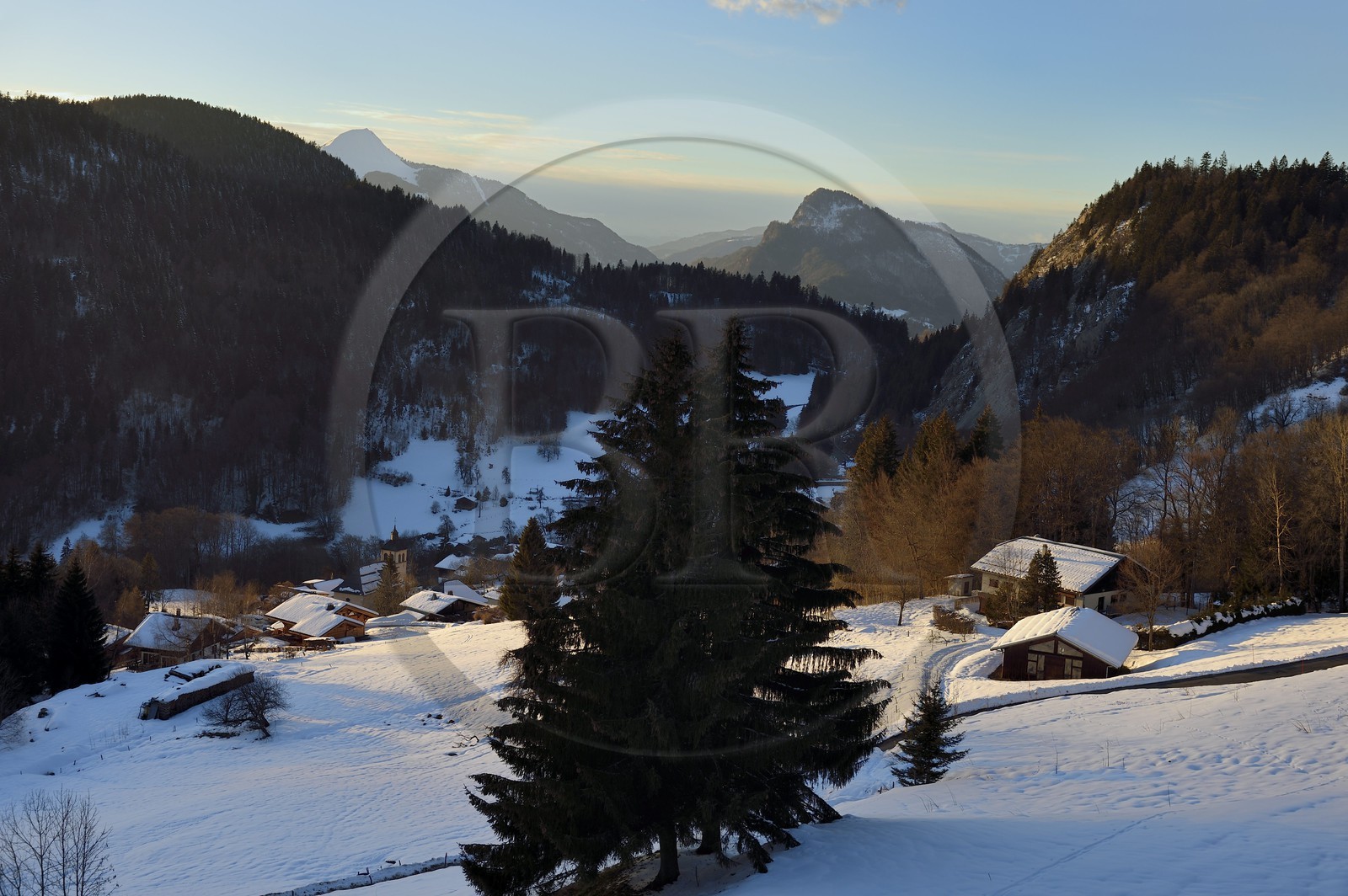 France, Haute-Savoie (74), station de ski Les Carroz d'Arâches, village d'Arâches-la-Frasse
