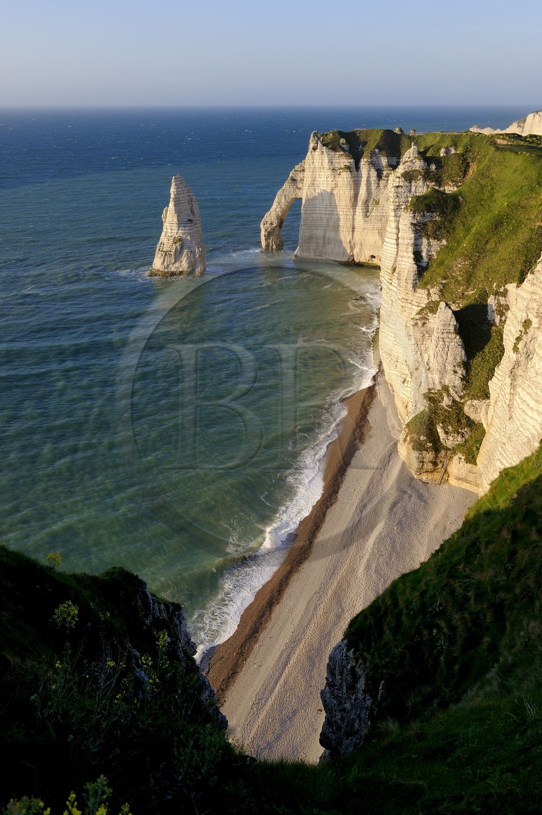 France, Seine-Maritime (76), Pays de Caux, Côte d'Albâtre, Etretat, la falaise d'Aval et l'Aiguille Creuse