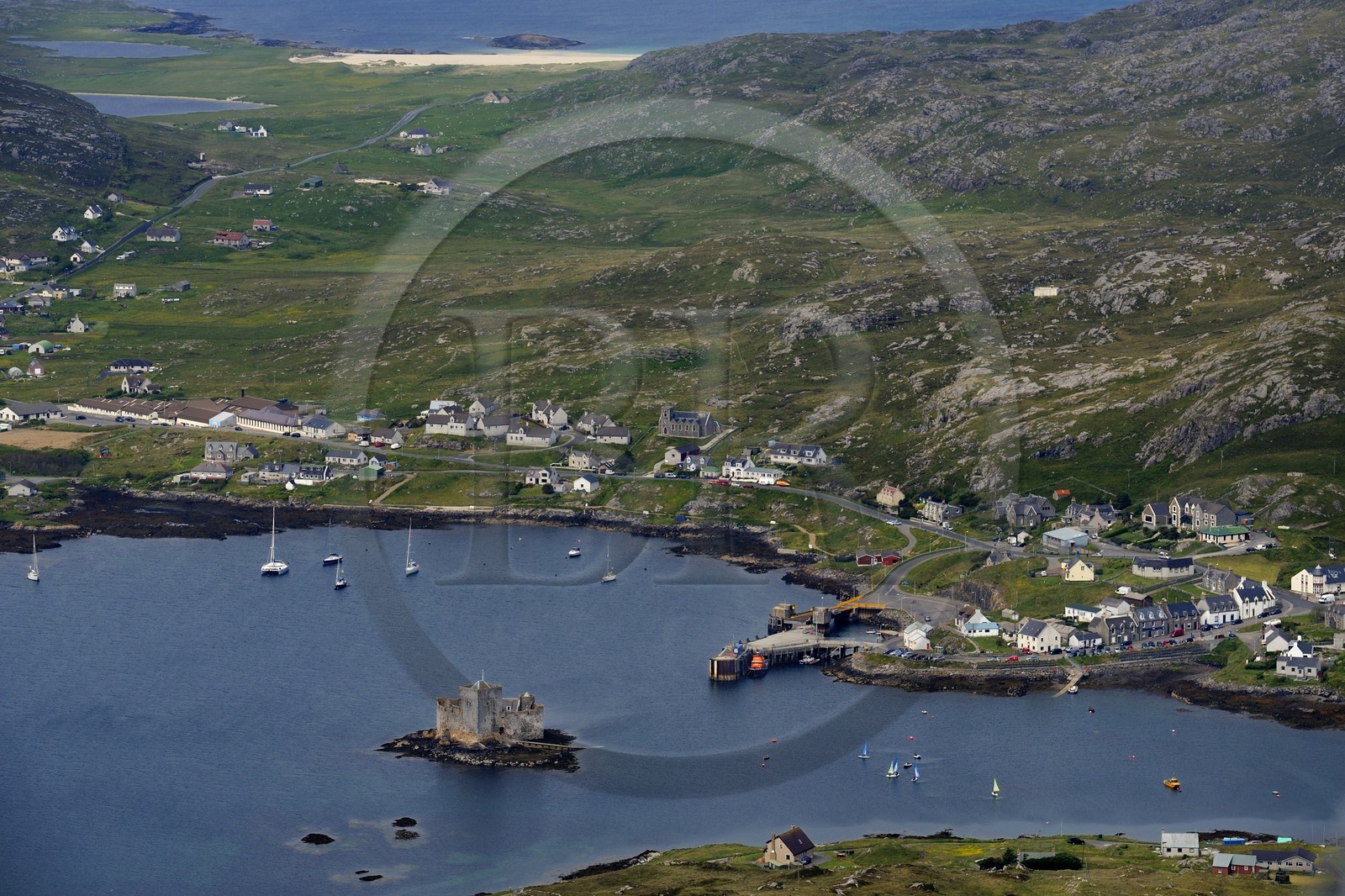 Royaume-Uni, Ecosse, Hébrides extérieures, Ile de Barra, le chateau de Kisimul de type maison-tour est construit sur un ilot rocheux au ras de l'eau face à Castlebay qui est la principale localité de l'ile (vue aérienne)