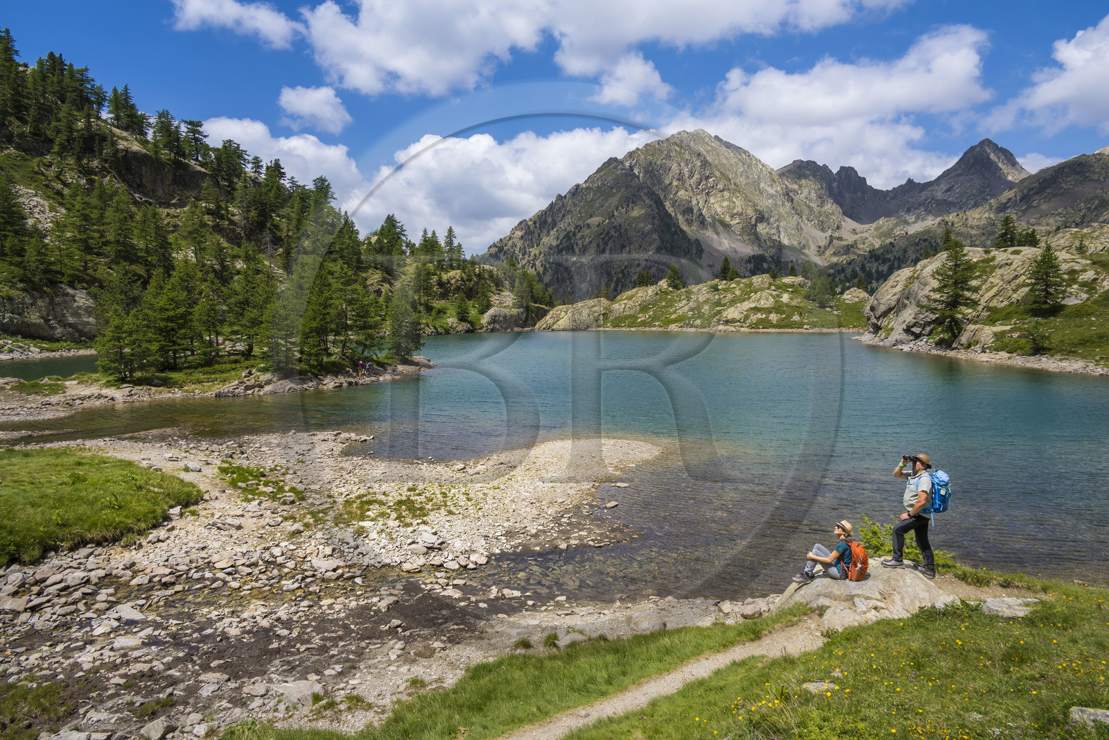France, Alpes-Maritimes (06), parc national du Mercantour, Haute-Vésubie, Saint-Martin-Vésubie, Val du Haut Boréon, randonneurs au lac de Trécolpas (2150m) et la Cime Guilié (2999m) en arrière-plan