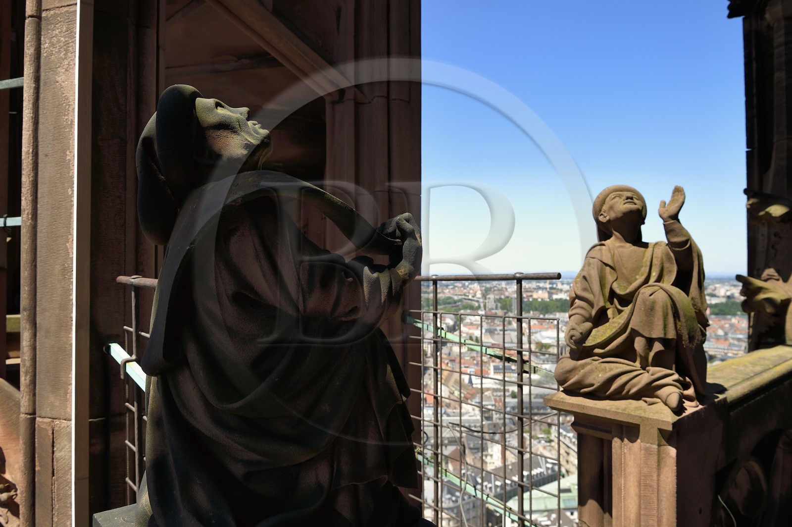 France, Bas-Rhin (67), Strasbourg, vieille ville classée au Patrimoine Mondial de l'UNESCO, la cathédrale Notre-Dame, à mi hauteur de chacun des quatres escaliers à vis appelées les Vier Schnecken (quatre escargots), une passerelle les relie à la tour octogonale et on y trouve deux statues, ici deux personnages tenant des phylactères