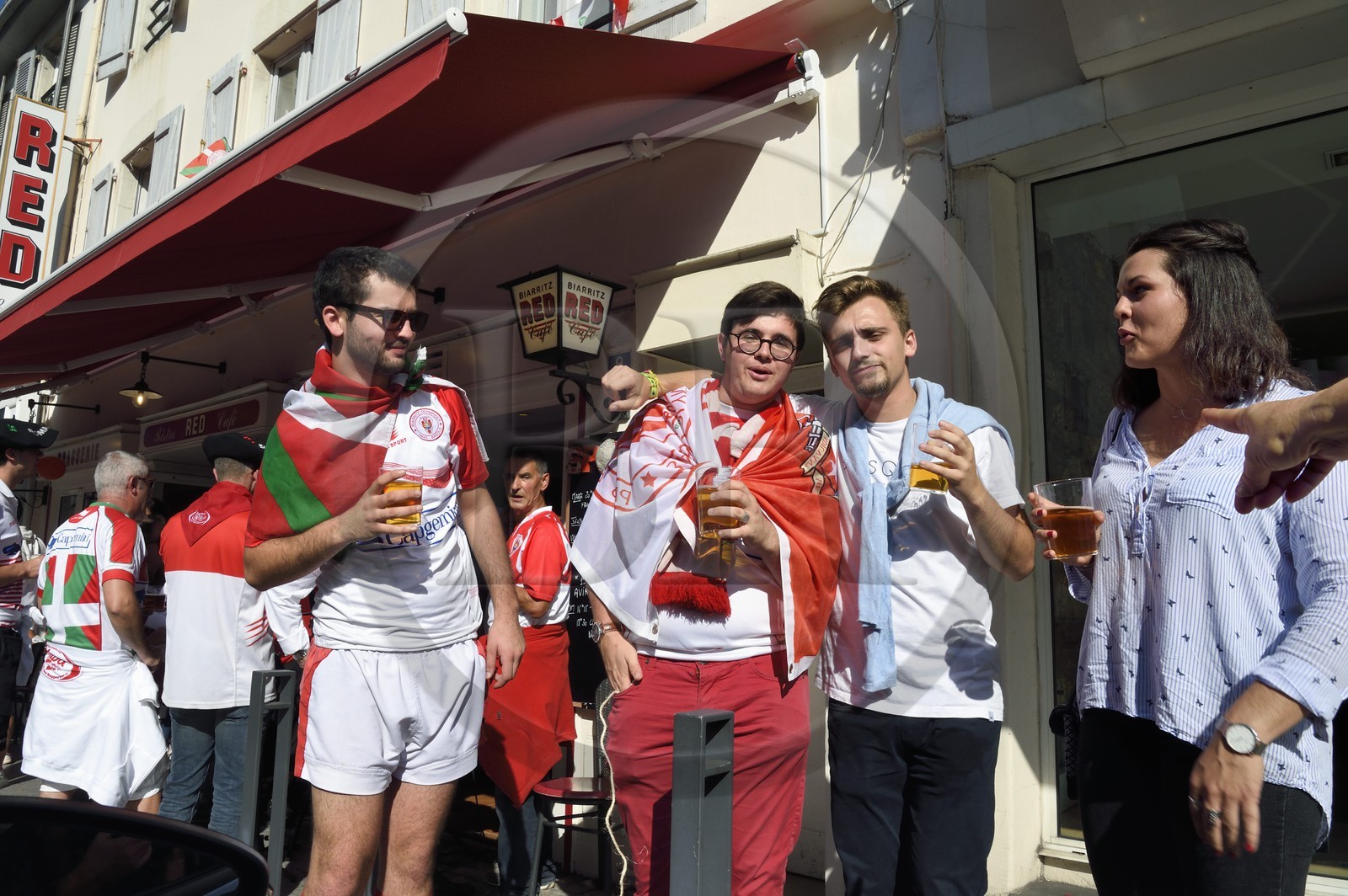 France, Pyrénées-Atlantiques (64), Pays-Basque, Biarritz, supporters du Biarritz Olympique avant le derby basque de rugby qui les opposeront à l'Aviron Bayonnais