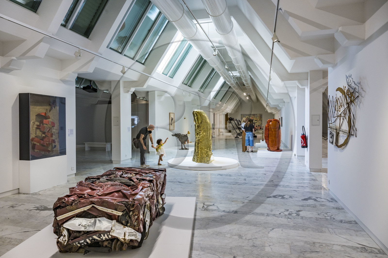 France, Bouches-du-Rhône (13), Marseille, le MAC (musée d'Art Contemporain), rénové en 2023, Renault 977 VL 06 compression (1989) et  Le Pouce (1965) de l'artiste César