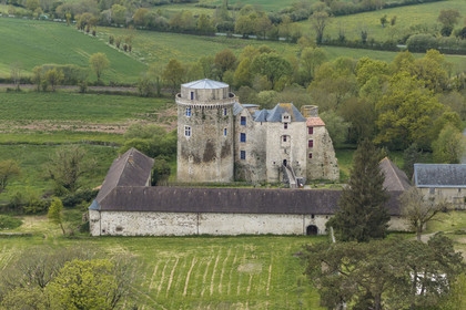 France, Deux-Sèvres (79), Saint-André-sur-Sèvre, chateau fort de Saint-Mesmin des XIVe et XVe siècles à la limite de la Vendée (vue aérienne)