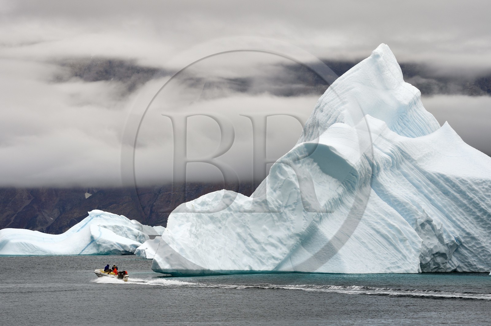 Groenland, cote ouest, baie de Baffin, bateau devant des icebergs dans le fjord Uummannaq