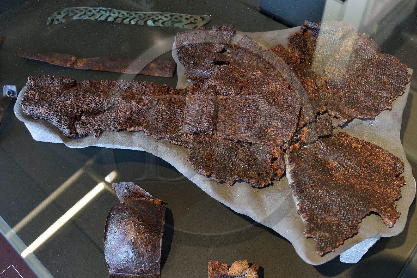 France, Puy-de-Dôme (63), plateau de Gergovie, site historique de la bataille entre les Arvernes et les légions de César en 52 avant Jésus-Christ, Musée Archéologique, cotte de maille d'une armure romaine rouillée qui était un trophée guerrier gaulois