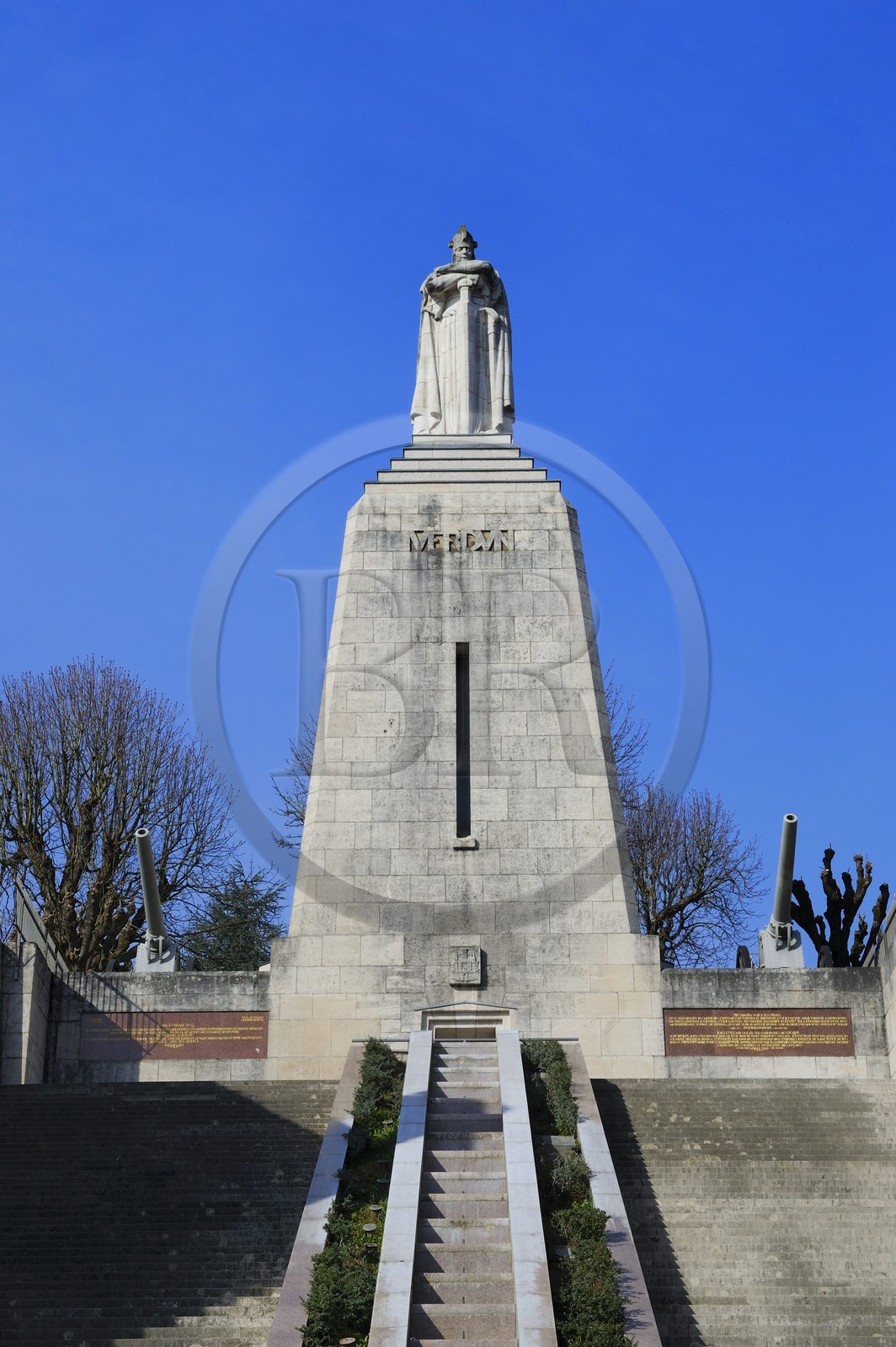France, Meuse (55), Verdun, Monument à la Victoire de l'architecte Léon Chesnay, crypte commémorative dans laquelle sont conservés les fichiers des soldats titulaires de la médaille de Verdun, statue de guerrier franc au sommet