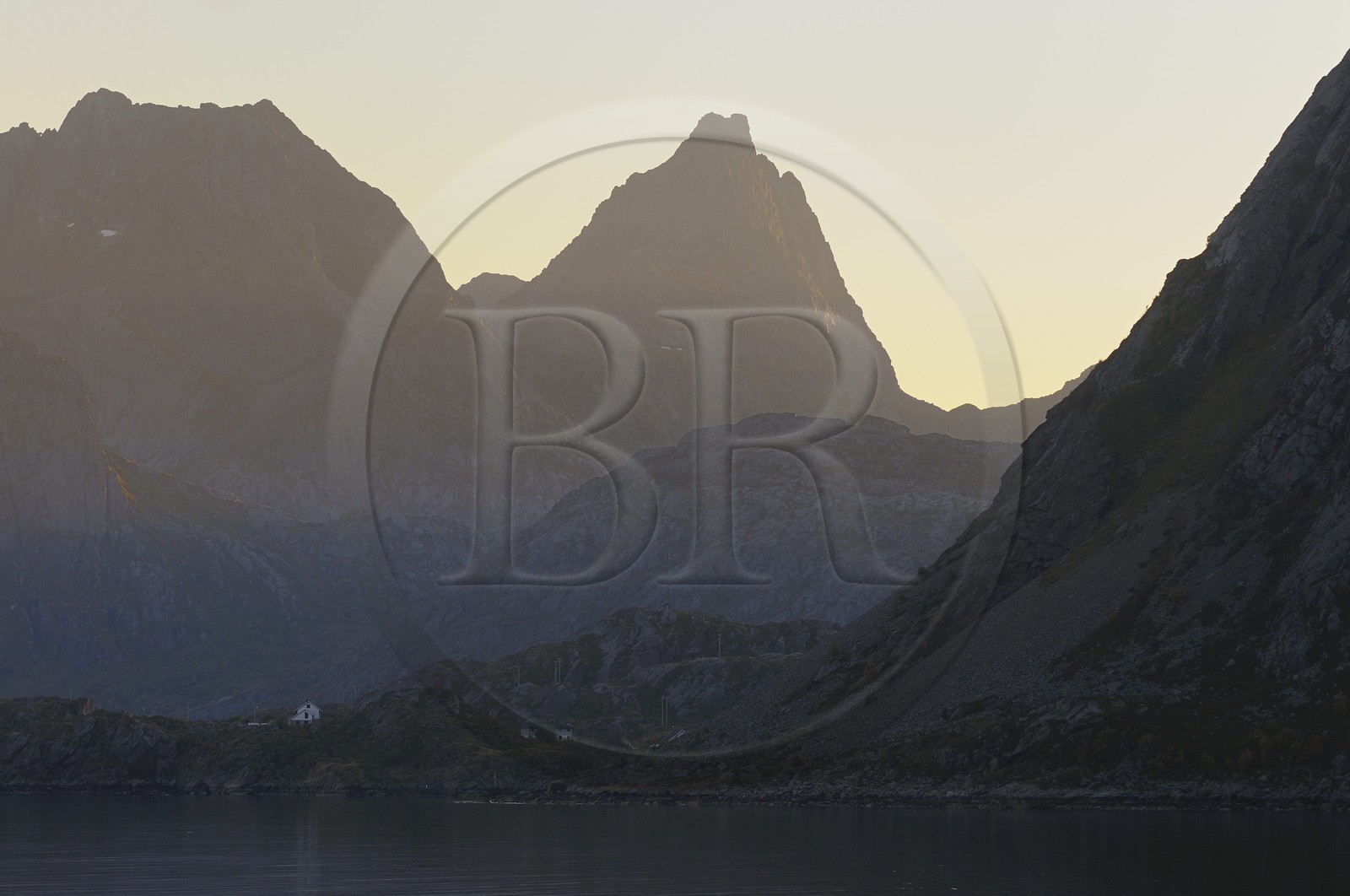 Norvège, Nordland, Iles Lofoten, montagnes de l'Ile de Moskenes vues depuis Flakstadoy
