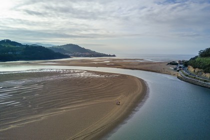 Espagne, Pays basque espagnol, Biscaye, région de Gernika-Lumo, Réserve de biosphère d'Urdaibai, estuaire du fleuve Oka à marée basse en face de Mundaka, la plage de Laida (vue aérienne)