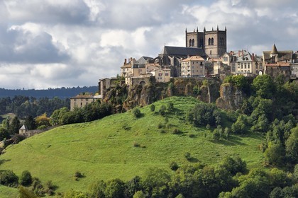 France, Cantal (15), Saint-Flour, la ville haute est située sur la Planèze, grand plateau volcanique du Cantal