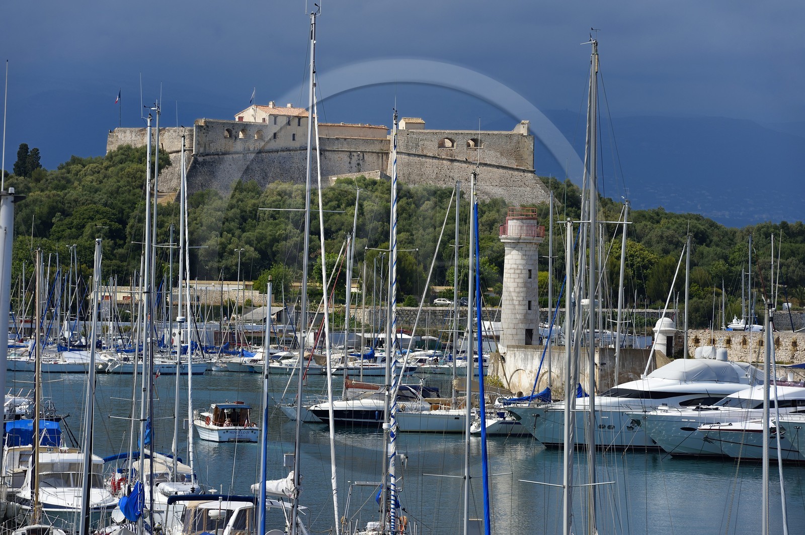France, Alpes-Maritimes (06), Antibes, port Vauban et le Fort Carré retouché par Vauban à la fin du XVIIème siècle