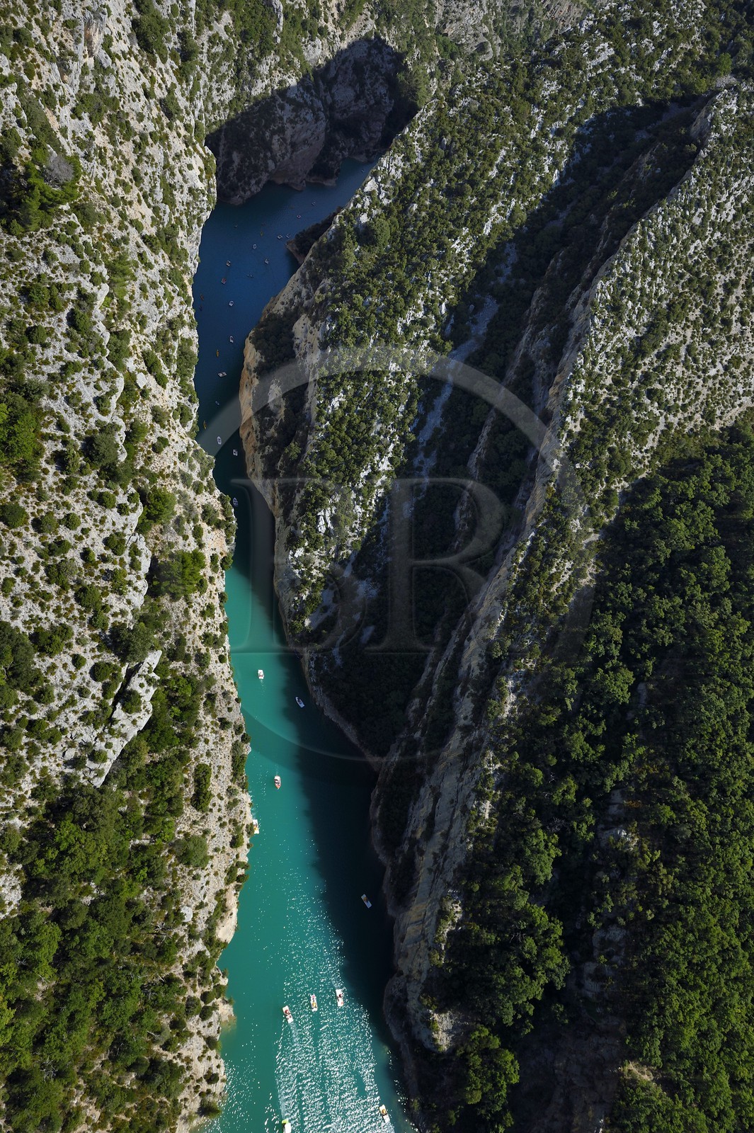Var (83) rive gauche et Alpes-de-Haute-Provence (04) rive droite, Parc Naturel Régional du Verdon, les Gorges du Verdon débouchant sur le lac de Sainte Croix (vue aérienne)