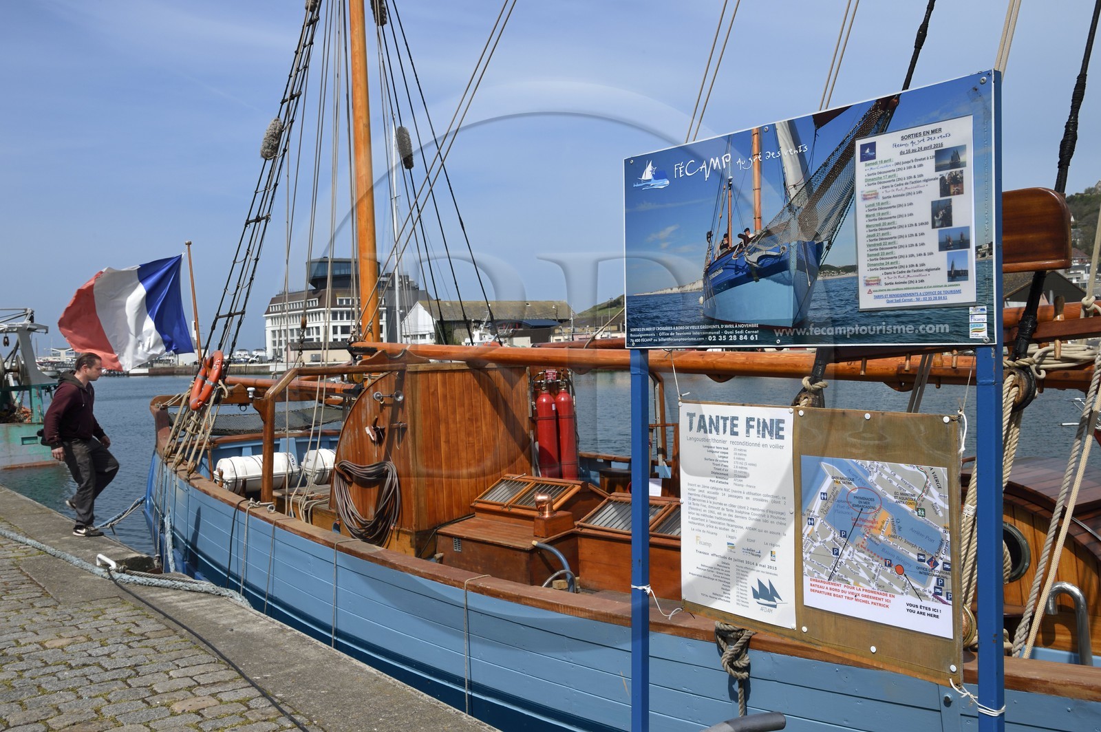 France, Seine-Maritime (76), Pays de Caux, Côte d'Albâtre, le port de Fécamp dominé par le cap Fagnet