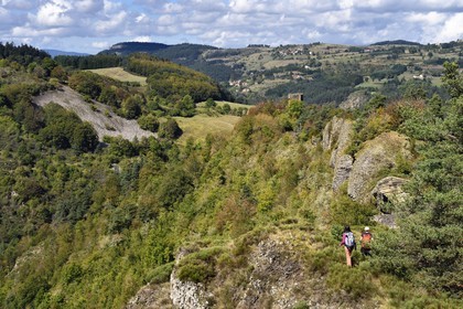 France, Haute-Loire (43), vallée de la Loire, Lafarre, randonneuses progressant vers la Tour de Mariac du XIe siècle ruines du chateau de Lafarre en bordure des gorges de La Langougniole, affluent de la Loire