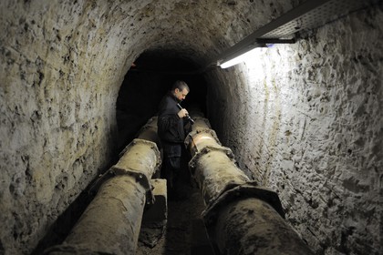France, Yvelines (78), château de Versailles, classé Patrimoine Mondial de l'UNESCO, le réseau hydraulique souterrain des fontaines