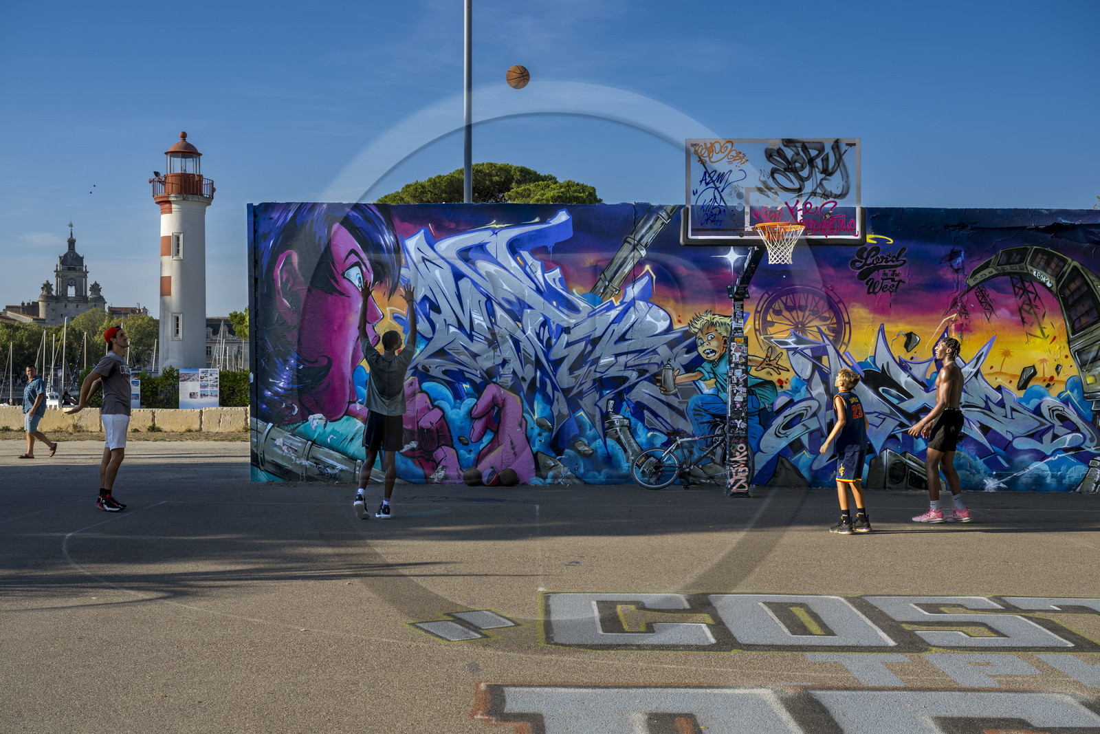 France, Charente-Maritime (17), La Rochelle, le phare du Vieux-Port la lanterne rouge dans le quartier du Gabut et street art sur le terrain de basket