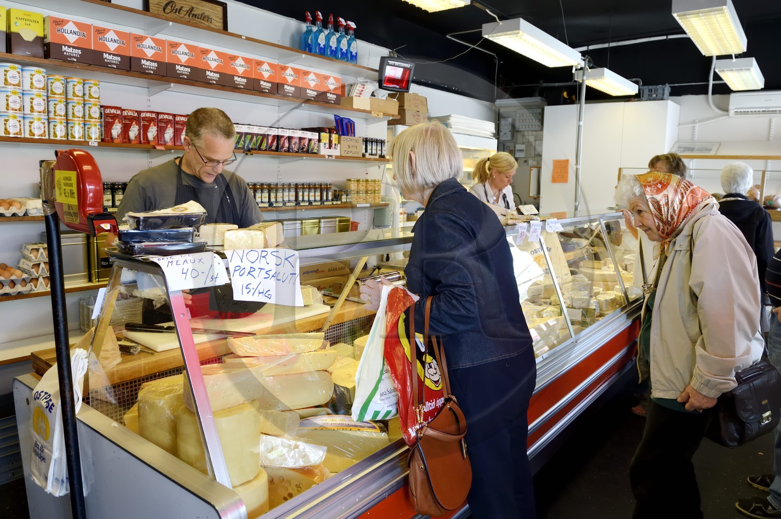 Suède, Västra Götaland, Göteborg (Gothenburg), les halles couvertes principales Saluhallen, fromager