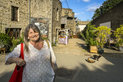 France, Finistère (29), Brest, la Saint Malo dans le vallon du Pontaniou en contrebas du plateau des Capucins dans le quartier de Recouvrance, Mireille Cann gardienne de la rue Saint-Malo, l’une des rares artères de Brest à avoir échappé aux bombardements