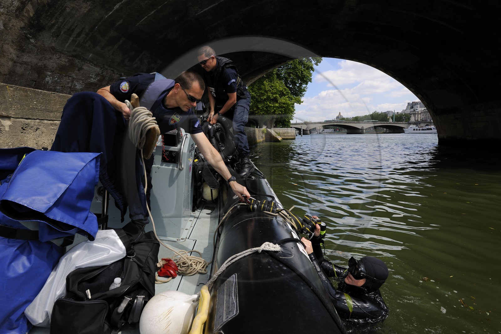 France, Paris (75), la brigade fluviale de la préfecture de Police en patrouille sur la Seine, plongeur en action