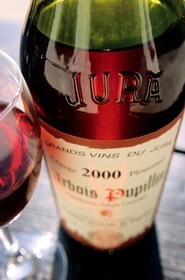 France, Jura (39), bouteille de vin d'Arbois