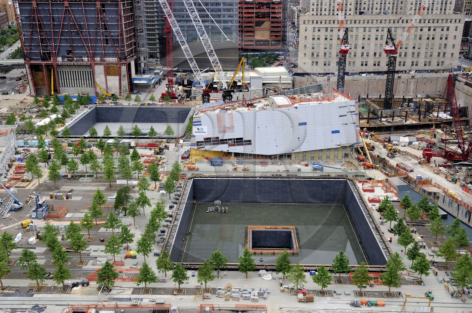Etats-Unis, New-York, Manhattan, reconstruction du site de Ground Zero, un mémorial appelé Reflecting Absence est en construction dessiné par l'architecte israélien Michael Arad. Il consiste en la construction d'une forêt d'arbres autour de deux étendues d'eau carrées avec deux grands trous en leur centre à l'endroit précis où se tenaient les deux tours