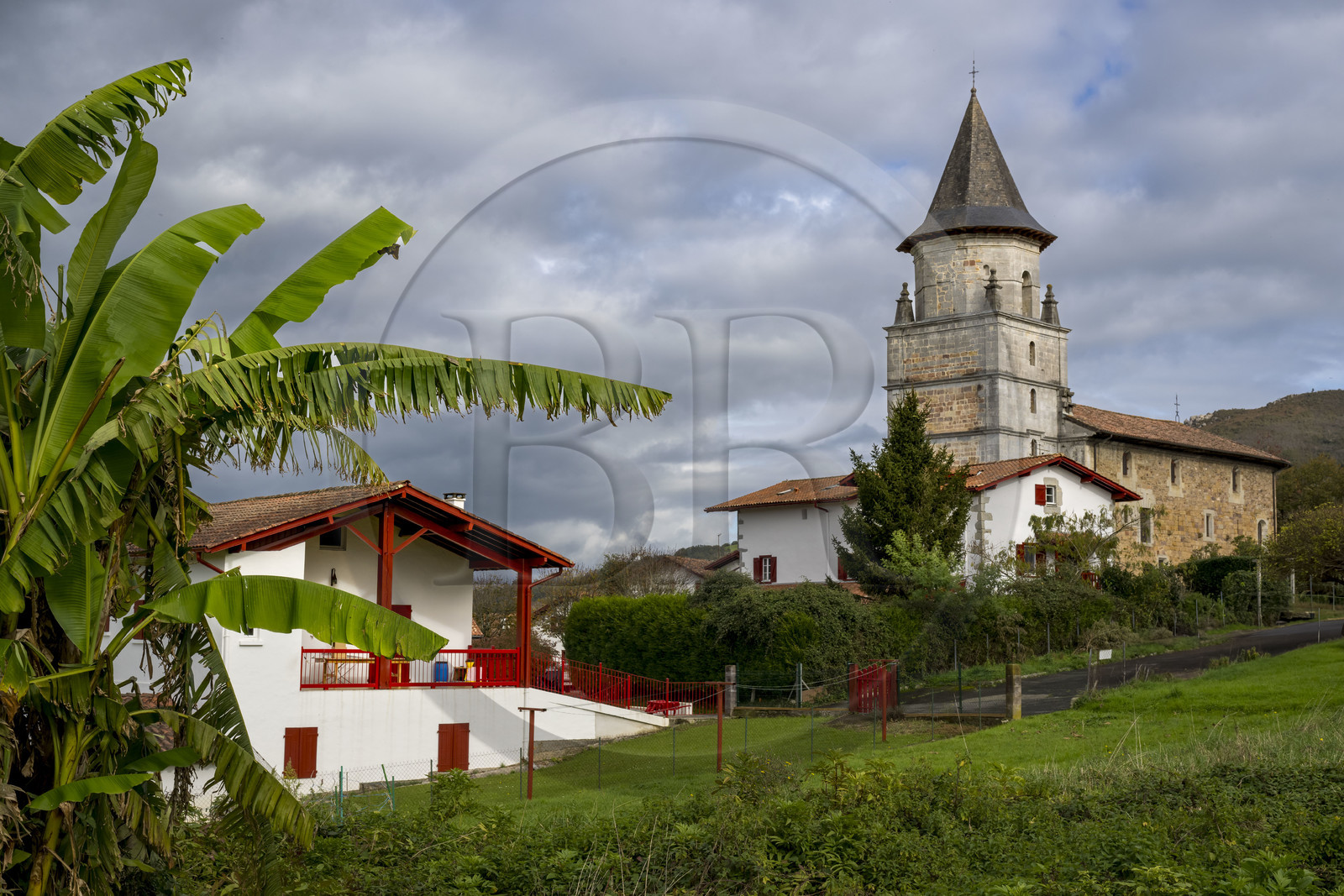 France, Pyrénées-Atlantiques (64), Pays-Basque, Ainhoa, labellisé Les Plus Beaux Villages de France, et l'église Notre-Dame-de-l'Assomption