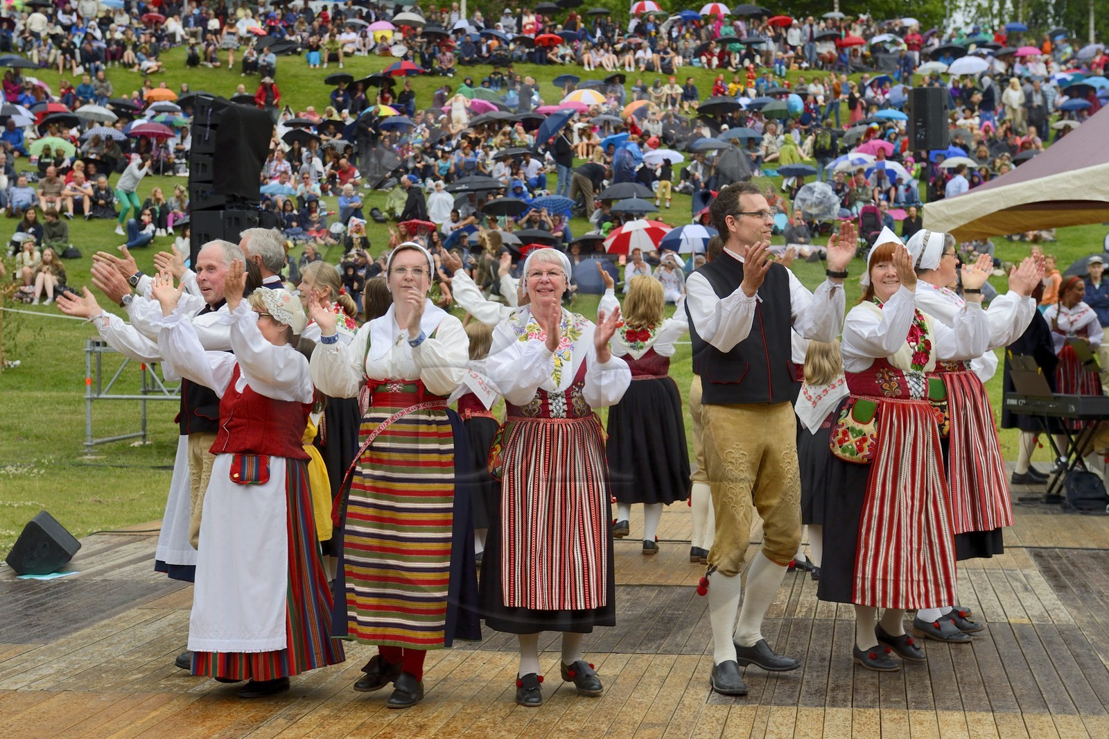 Suède, comté de Dalécarlie, Leksand, les très populaires célébrations du solstice d'été pour la Saint-Jean, danses folkloriques en costumes traditionnels