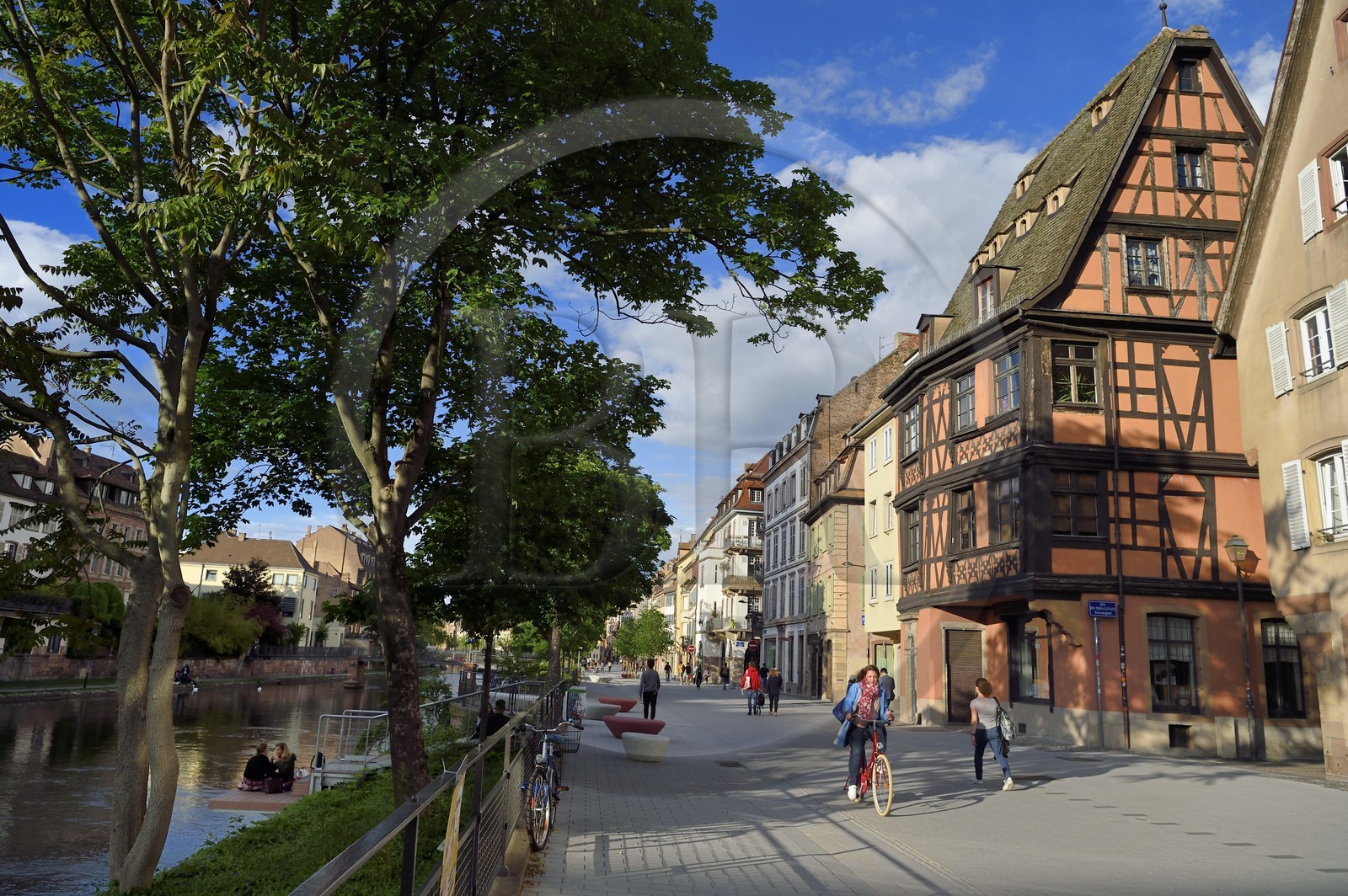 France, Bas-Rhin (67), Strasbourg, vieille ville classée Patrimoine Mondial de l'UNESCO, les bords de l'ill quai des Bateliers transformé en zone de rencontre réservée aux piétons