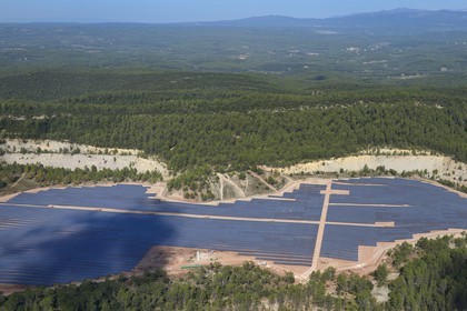 France, Var (83), parc solaire de panneaux photovoltaïques (vue aérienne)