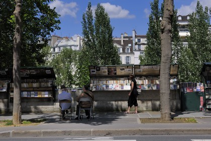 France, Paris (75), bouquinistes sur les quais de Seine, quai des Grands Augustins